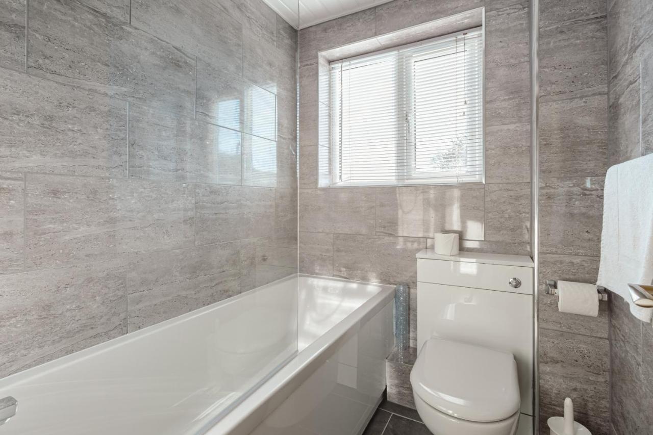 Luxury 2 Bed Room Lake View Apt Bowness Parking Exterior foto