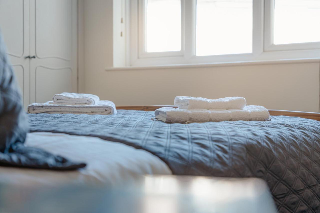 Luxury 2 Bed Room Lake View Apt Bowness Parking Exterior foto